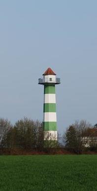 Auf diesem Bild ist der Reinhold-Maier-Turm abgebildet. Er hat ein rotes Dach und ist in den Farben weiß-grün gestrichen.