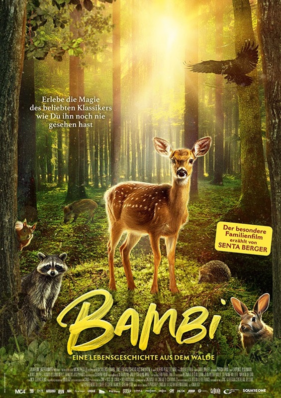 Ein Bambi steht im Wald und wird von der Sonne beschienen. Es steht daneben eine Waschbär, ein Hase und ein Fuchs.