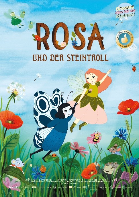 Auf dem Bild sieht man gezeichnet eine kleine Fee in einem rosa-grünen Kleid, die mit einem Schmetterling in Menschenform über eine bunte Blumenwiese fliegt